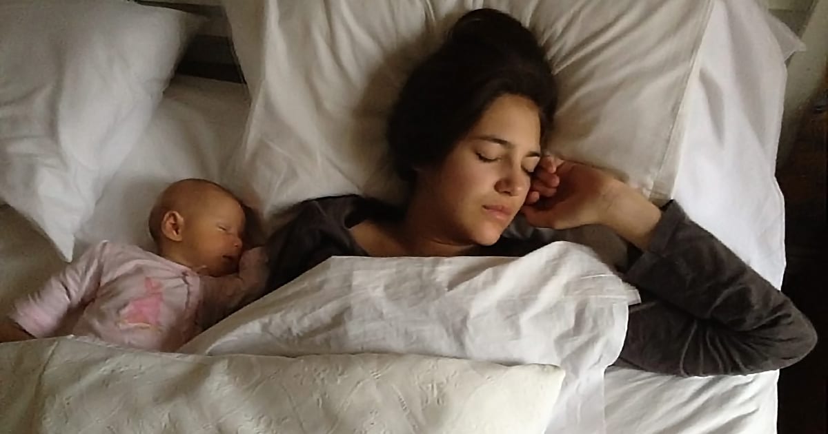 Maman et bébé qui dorment ensemble dans un lit