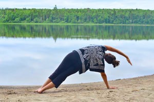 Brigitte Robitaille en train de faire un exercice au lac