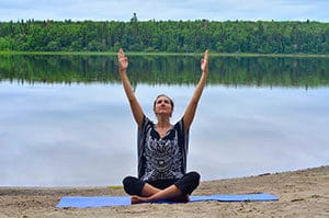 Brigitte Robitaille en train de faire un exercice au lac