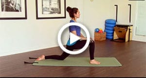 Brigitte Robitaille effectuant des exercices sur un matelas de yoga