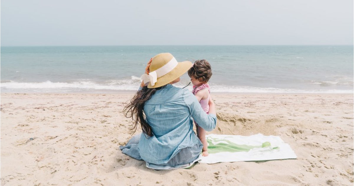 Une mère et son enfant sur la plage