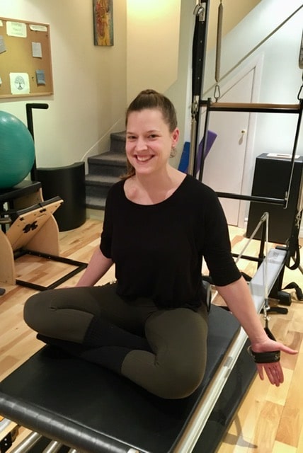 Justine souriante sur un Reformer STOTT PILATES